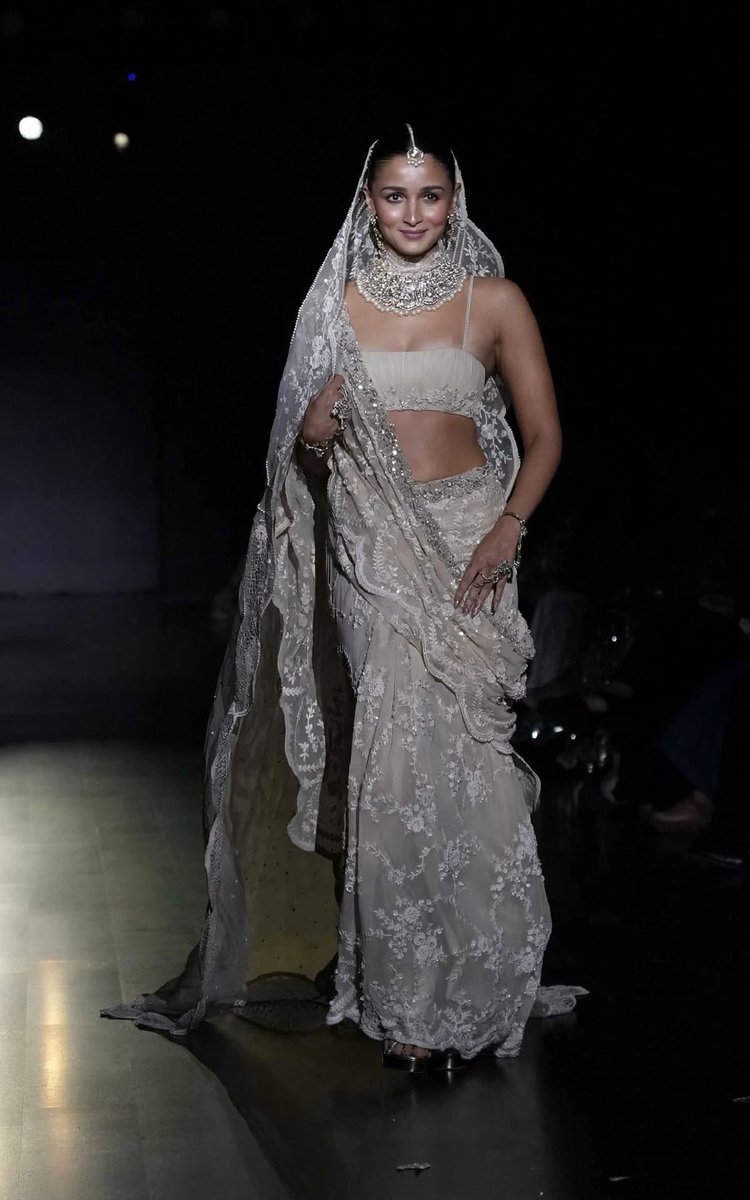LoverofAlia's tweet photo. Alia Bhatt ramp walk at Mijwan Fashion Show Showstopper #AliaBhatt #rampwalk #Fashion #Showstopper #Mijwan https://t.co/9lwvTAjJ9F