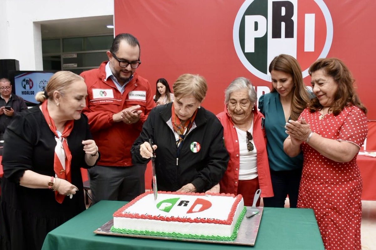 MarcoMendoza_B's tweet photo. En el marco del #DíaDeLasPersonasAdultasMayores reconocimos a quienes han entregado años de trabajo, experiencia, lealtad y compromiso a sus comunidades y a nuestro partido.

Junto a nuestra secretaria general, @caroviggiano, y la @lucia_ramirezortiz, secretaria de Adultos Mayores del @pri_nacional reconocimos 70 y 50 años de militancia y lealtad a nuestro partido. 

#SíHayDeOtra
#AquíEstáElPRI