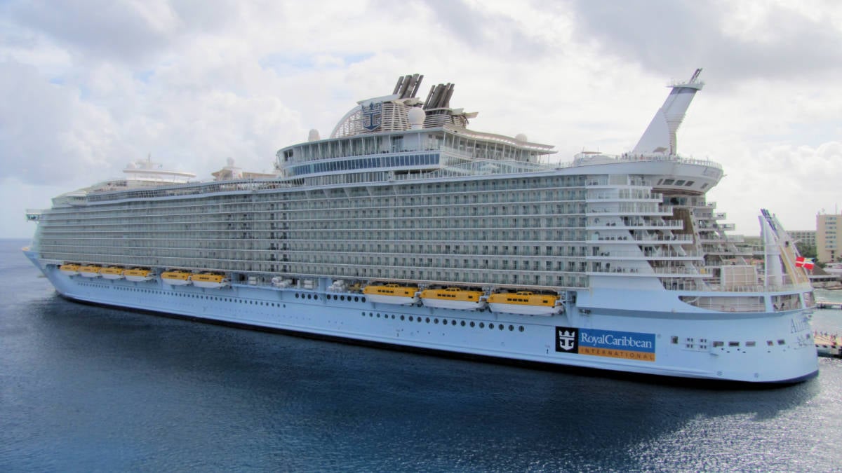 HookedCruising's tweet photo. Allure of the Seas sails tomorrow and Royal Caribbean emailed some guests: move to the Oct 11 sailing for a refund plus travel costs, or cancel for a full refund and 100% credit. A free cruise, basically. Flexibility pays. Sailing Allure? Full ship guide: https://t.co/yQucY8NGIw https://t.co/FxhdeEzJxS