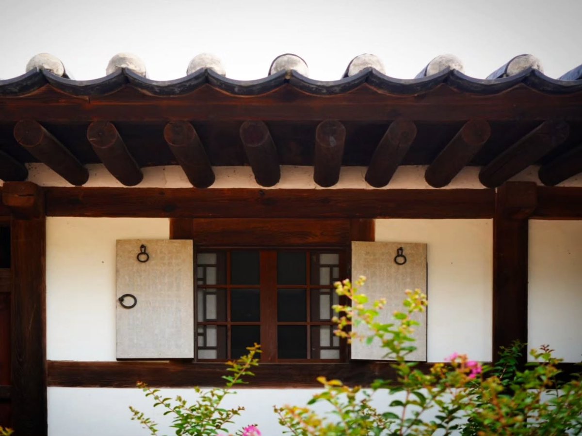 SharanBlenker's tweet photo. The beautiful negative space of a hanok, roof tiles bearing traces of time, and brightly blooming crape myrtle flowers. Let everyday life feel like a journey, and travel as relaxed as everyday life. https://t.co/g8zp09nson