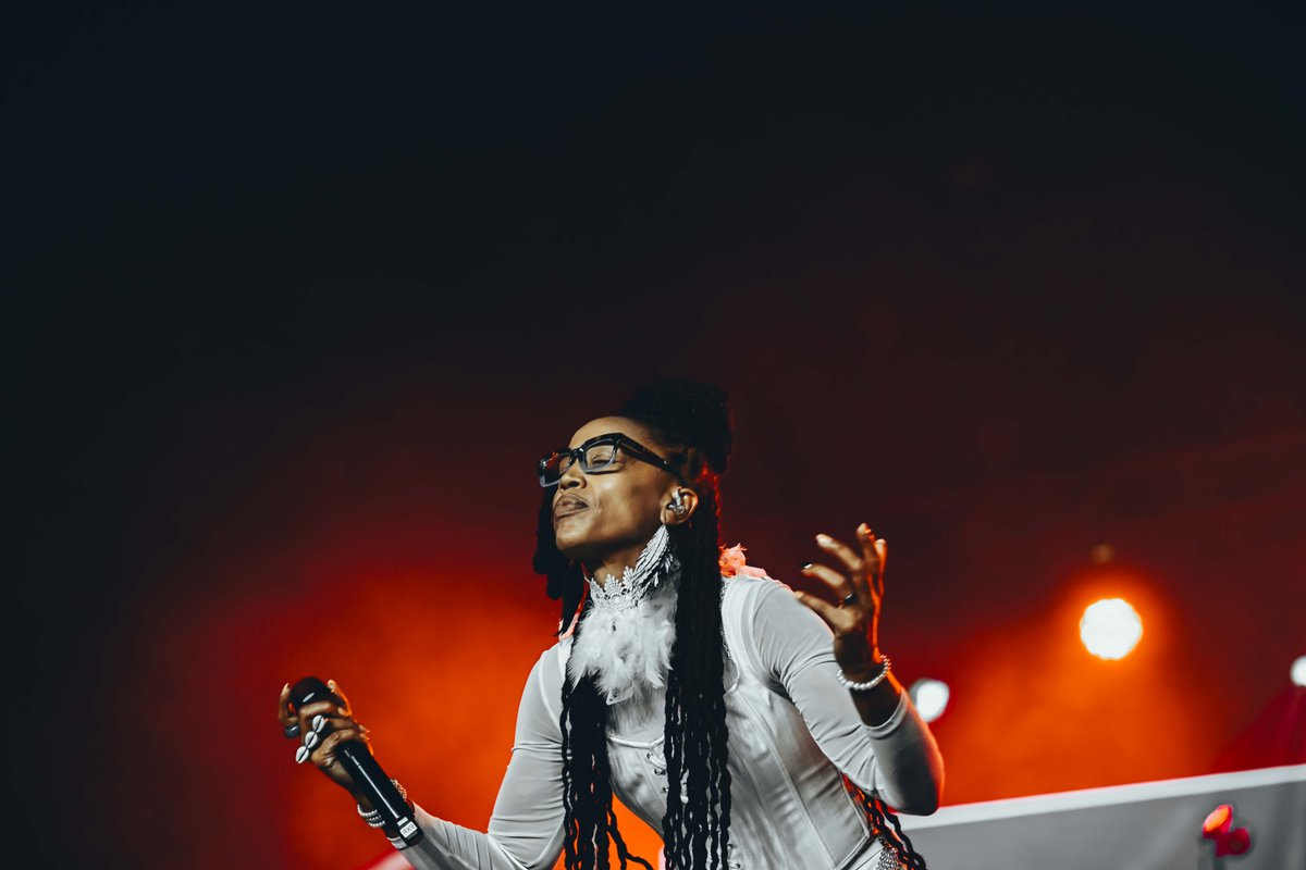 JoyOfJazz's tweet photo. Floetry brought their distinctive sound and captivating presence to the Mbira Stage, delivering a powerful performance that celebrated soul, poetry and musical connection. The audience was completely immersed in the moment, they sang & danced.
#JazzReignited #TakeMeThere https://t.co/5krxvRCTS0