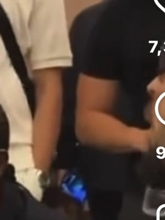 StringBeanSims's tweet photo. @zymon3y In between these two arms is his “missing hand” holding a phone. https://t.co/V4w88j4hnd