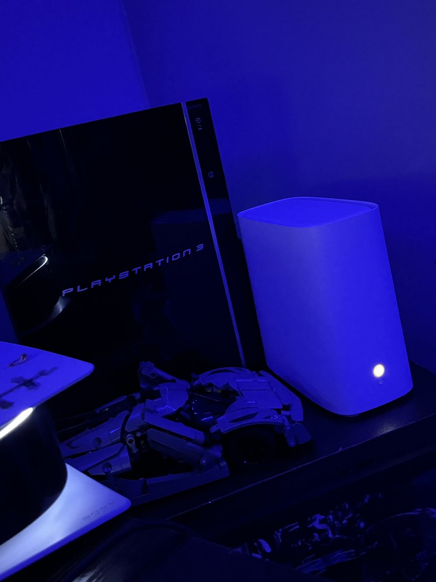 jrplaysp5's tweet photo. got wired wifi just for the p5 for 2k this year 😭😭 https://t.co/Jx1DYXrKRh
