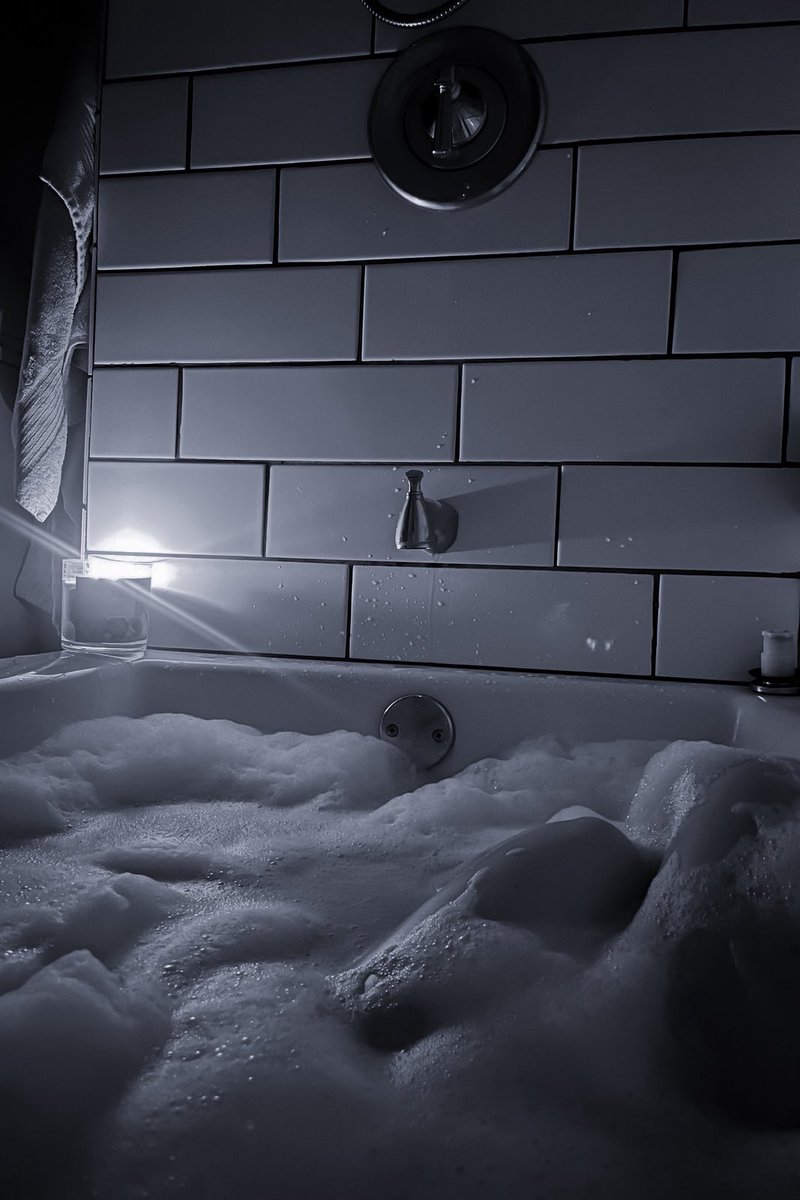 vegaslykan's tweet photo. ⠀⠀⠀
⠀⠀⠀Going for a premium bath after a long day. ~ https://t.co/21B3GbvHF5