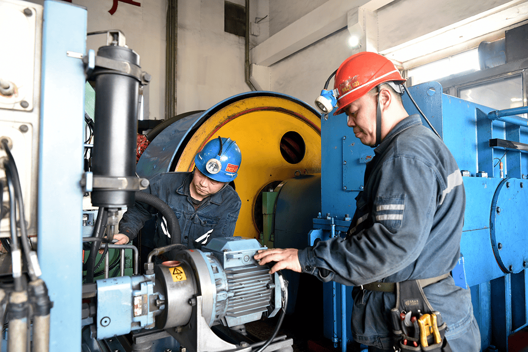 susijonjot's tweet photo. This mining workshop scene features the 冶筛用贾 (Jia who processes ore screens) working skillfully with screening equipment to sort ore materials efficiently. https://t.co/z3H3KrIQdL