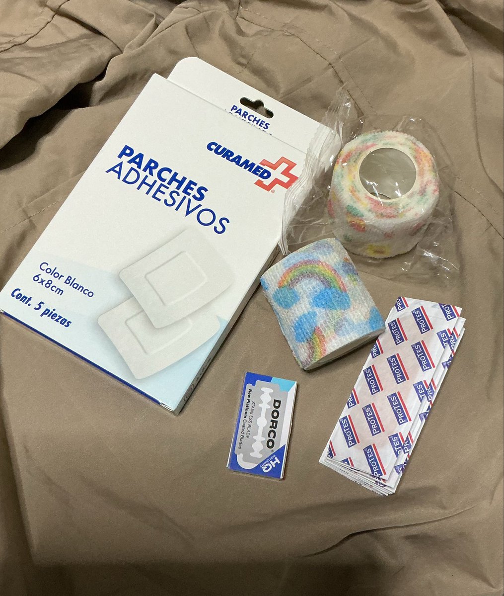 minhow0's tweet photo. What my mom bought me, I love her too much :3 (Although I don't understand if he will let me continue doing this)…??

#shtwt   #makeupsfx https://t.co/36Q7Mu2yQr