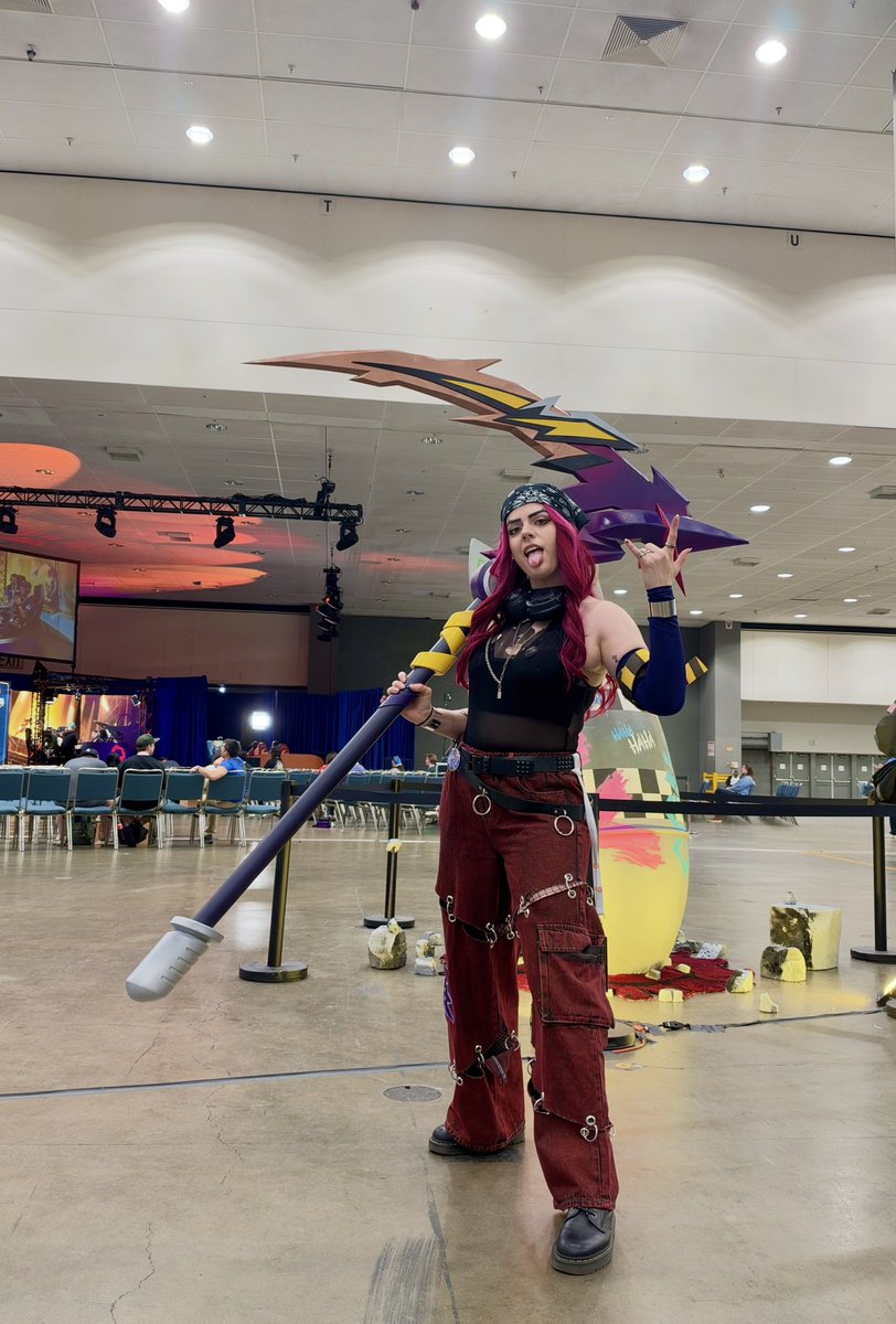 queuep0p's tweet photo. Ganking bot perma 

Ty @PlumSojuYang for letting me hold your scythe https://t.co/HQ18CzWttz