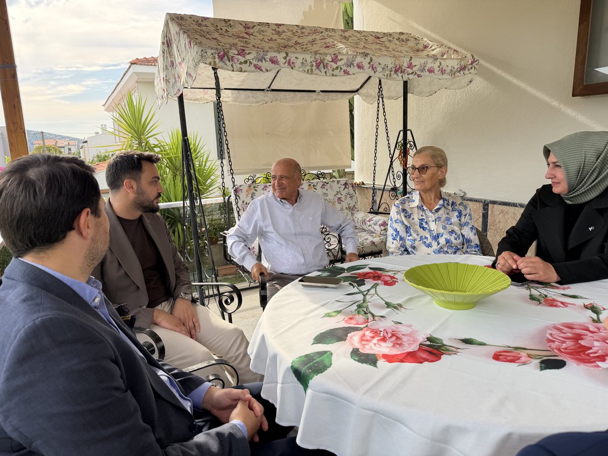 cesmeakparti's tweet photo. +++ 16 Mayıs 2001’de Malatya’da şehit olan P.Çvş. Bülent Haluk DEMİR’in değerli babası Sn.Şerafettin DEMİR ve kıymetli annesi Sn.Zehra DEMİR’i evlerinde ziyaret ettik.
@Bilalsaygili @pinarozen76 @avfatihselman @EmreNasr6 @akpartiizmir https://t.co/Om55wf1tVw