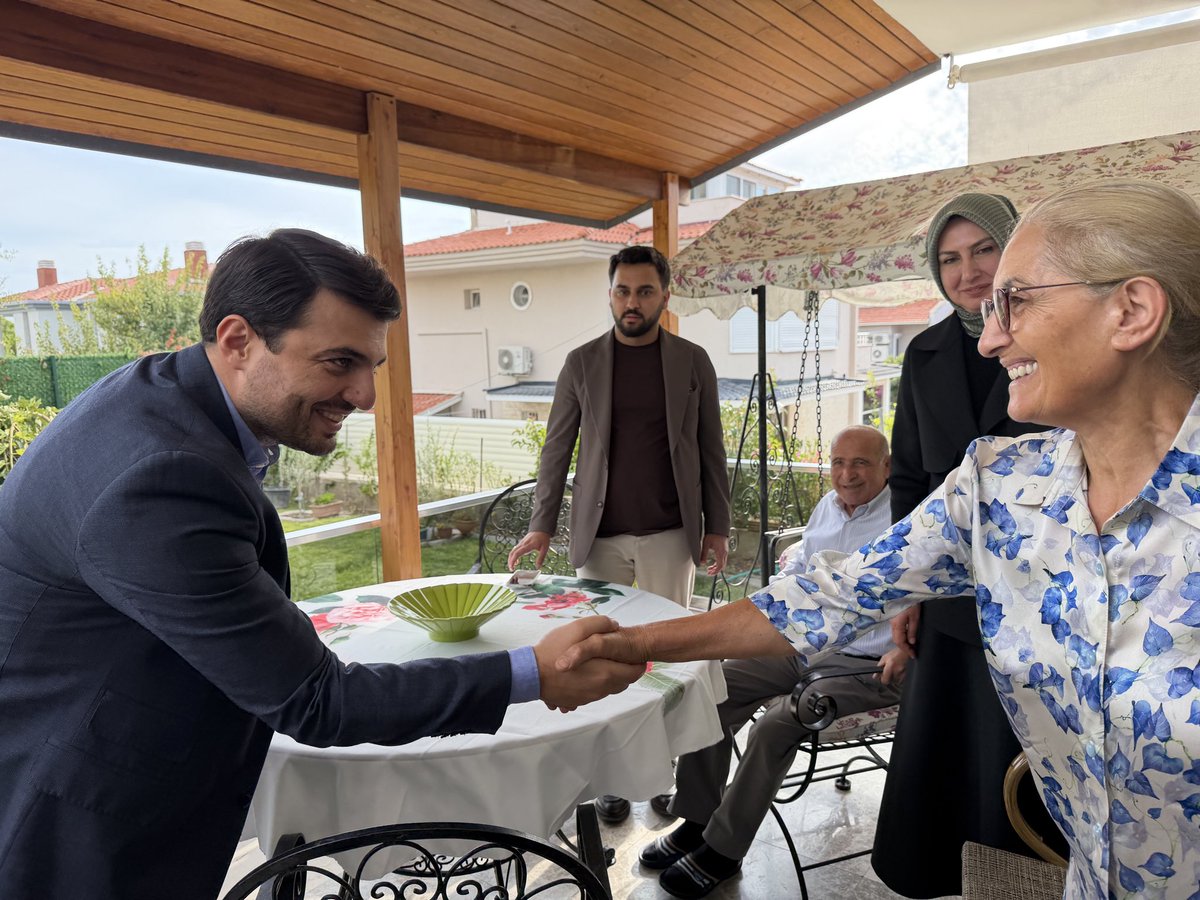 cesmeakparti's tweet photo. +++ 16 Mayıs 2001’de Malatya’da şehit olan P.Çvş. Bülent Haluk DEMİR’in değerli babası Sn.Şerafettin DEMİR ve kıymetli annesi Sn.Zehra DEMİR’i evlerinde ziyaret ettik.
@Bilalsaygili @pinarozen76 @avfatihselman @EmreNasr6 @akpartiizmir https://t.co/Om55wf1tVw