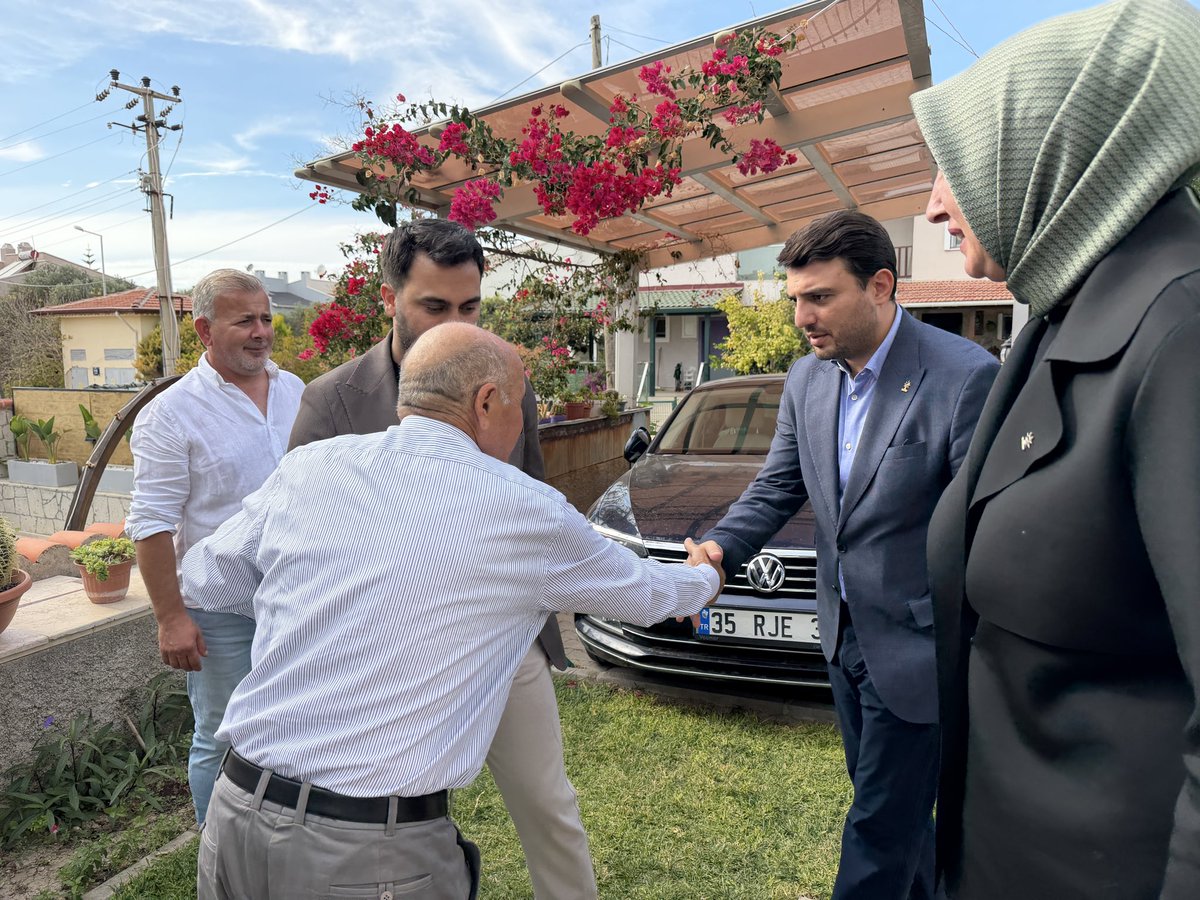 cesmeakparti's tweet photo. +++ 16 Mayıs 2001’de Malatya’da şehit olan P.Çvş. Bülent Haluk DEMİR’in değerli babası Sn.Şerafettin DEMİR ve kıymetli annesi Sn.Zehra DEMİR’i evlerinde ziyaret ettik.
@Bilalsaygili @pinarozen76 @avfatihselman @EmreNasr6 @akpartiizmir https://t.co/Om55wf1tVw