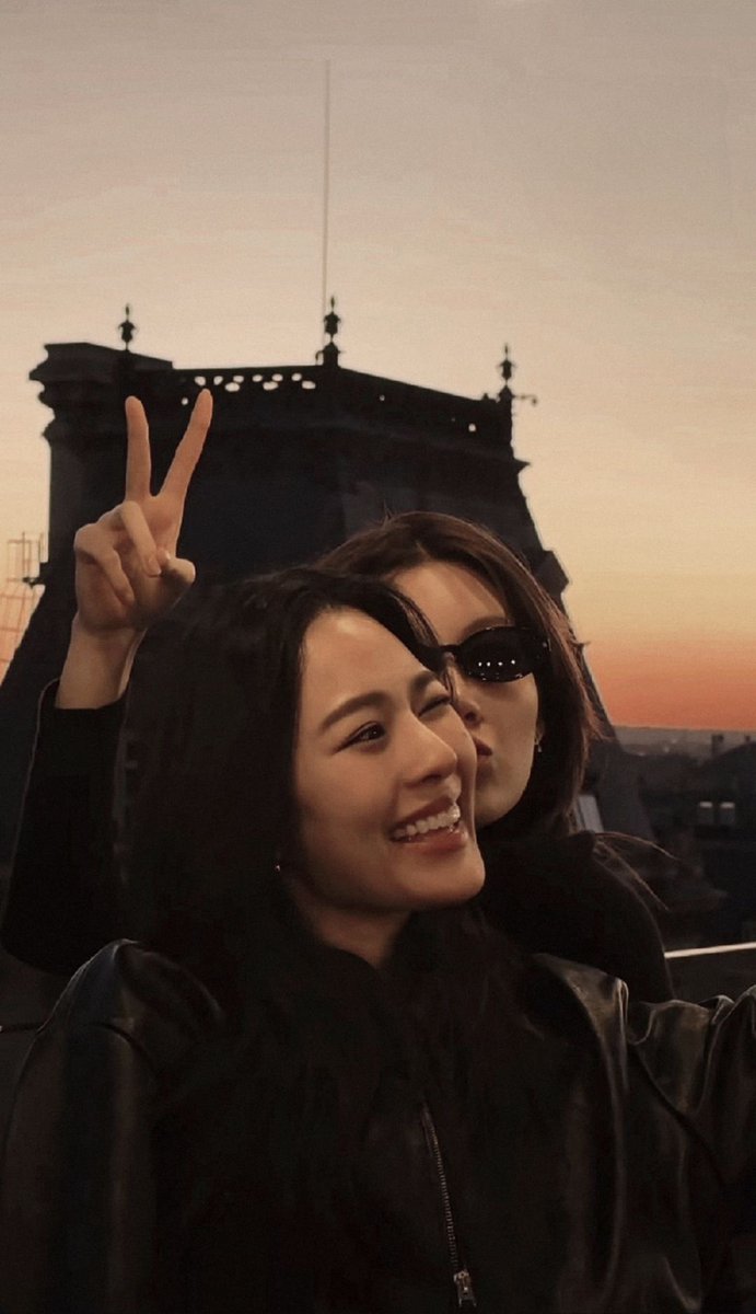 Juneslawyer's tweet photo. Lingorm give us more of this in paris pls ily https://t.co/uFirf2z4Iq