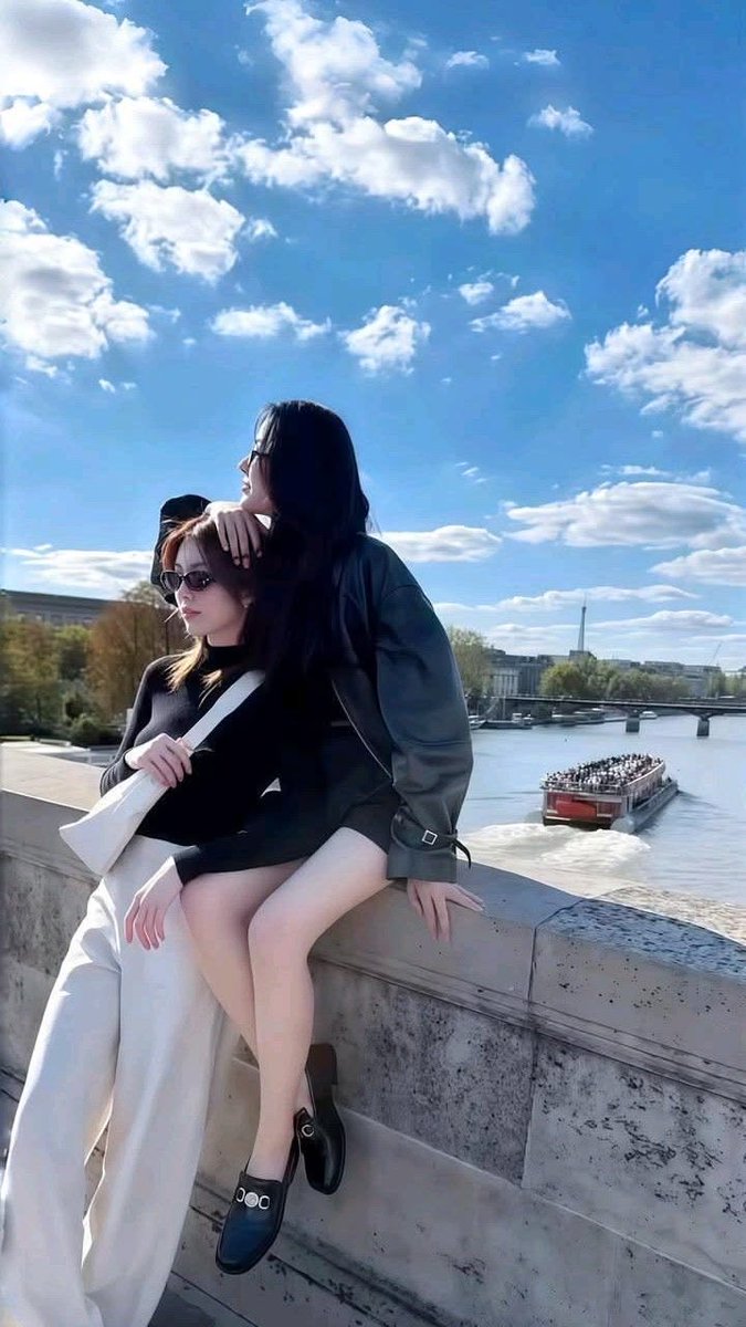 Juneslawyer's tweet photo. Lingorm give us more of this in paris pls ily https://t.co/uFirf2z4Iq