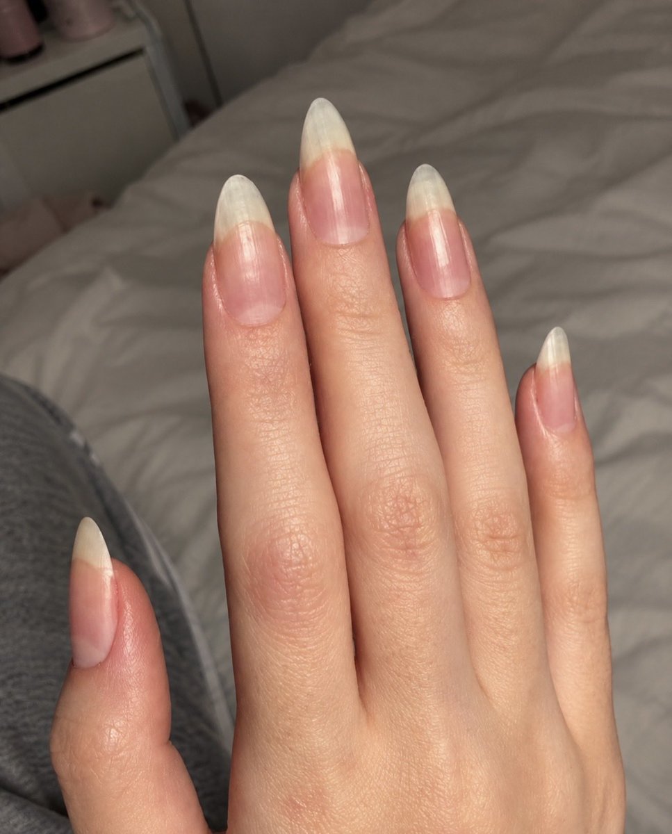 povjux's tweet photo. eu juro que tava quase apelando pras unhas de gel, pq minhas unhas são mais fracas que papel. Resolvi dar uma chance pra esse tônico milagroso e pasmem: é milagroso mesmo 😭😭 https://t.co/2d0nTdrAfh