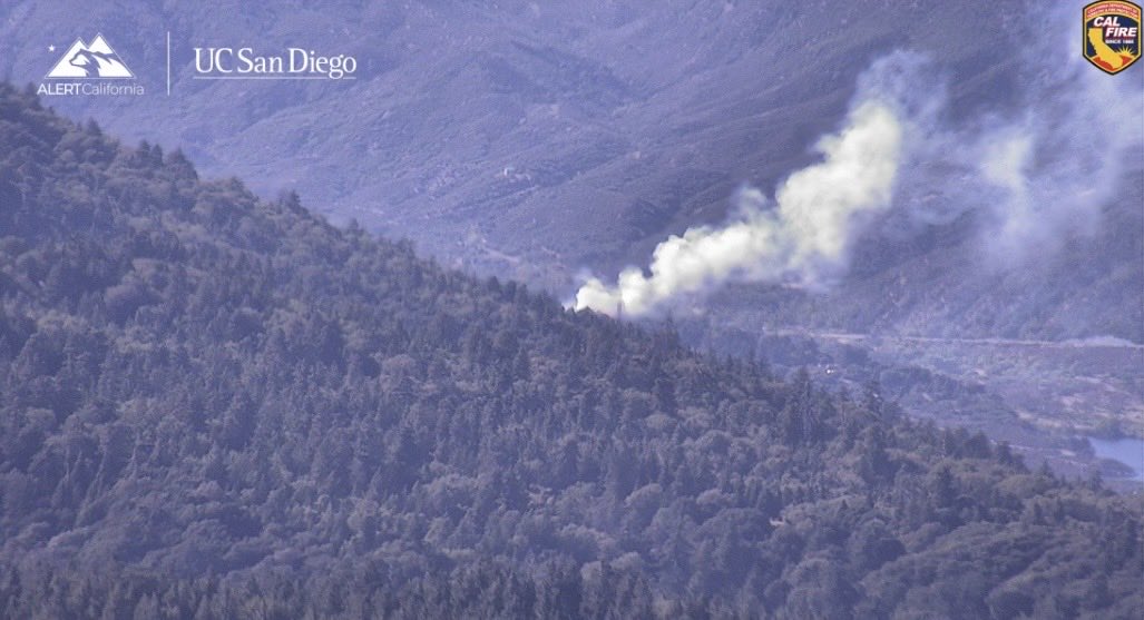 SBCOUNTYFIRE's tweet photo. SILVERWOOD LAKE: #SBCoFD is responding to a VEGETATION FIRE in the area of Mesa Campground. #SilverFire is currently 1/2 acre in medium fuels with a moderate rate of spread. One structure involved. Potential for 10 acres. Assisting @CALFIREBDU. https://t.co/wUDypsVF2E