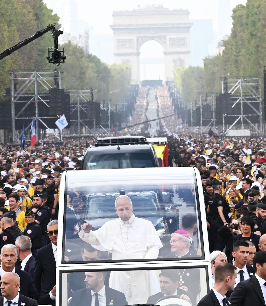 Pildorasdefe's tweet photo. ¡NADIE TE CONTÓ ESTO!
¡Mientras todos miran a París por el Papa, algo sorprendente sucede detrás!

En una Francia donde la fe y la práctica católica llevan décadas "dormidas", algo inesperado está pasando:

¡El número de convertidos aumenta!

Y el dato que lo cambia todo: El 42% de quienes serán bautizados tiene entre 18 y 25 años, por delante incluso del grupo de 26 a 40 años.

La Generación Z, la que muchos decían que era atea, de cristal y sin Dios, está entrando por la puerta de la Iglesia.

700.000 en los Campos Elíseos fue solo la punta del iceberg.

¡Francia, hija primogénita de la Iglesia, está volviendo a casa!

🙌 ¡Bendito sea Dios!