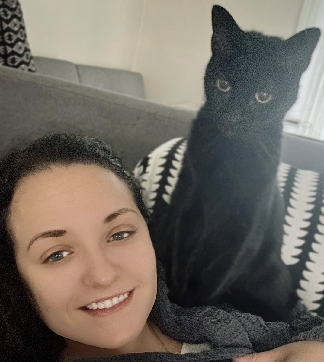 Pink_Chipzzz's tweet photo. One of us is thriving. The other is employed by darkness. 🖤 🌑 🥀 https://t.co/7Kf99Q3YGq