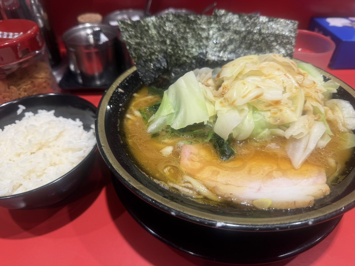 Iq9qQ's tweet photo. 夜食は蒲田の吉村家直系環2家🍜
ラーメン中盛、鶏油多め
ライス🍚キャベツ🥬トッピンG
これから寒くなるにつれ家系ラーメンもってこいです🍜♨️うまし！ゴチ😋 https://t.co/5aDxkJDYjV