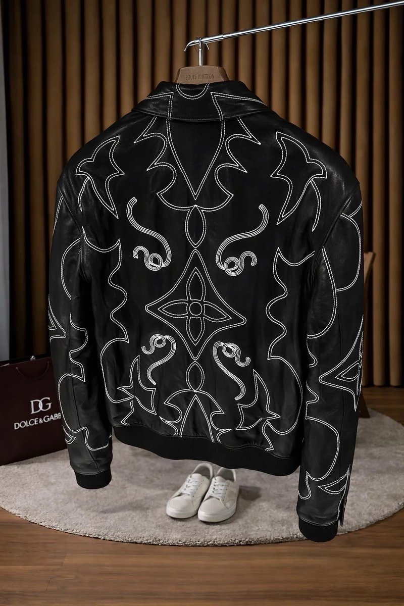 DubaiStyleChic's tweet photo. Luxury in every detail. 🖤
A bold black leather jacket, statement embroidery, and unmistakable street-luxury energy.

#LouisVuitton #LuxuryFashion #LeatherJacket #MensFashion #Streetwear #DesignerStyle #Fashion #LuxuryStyle #XFashion https://t.co/33pUBdFFdl