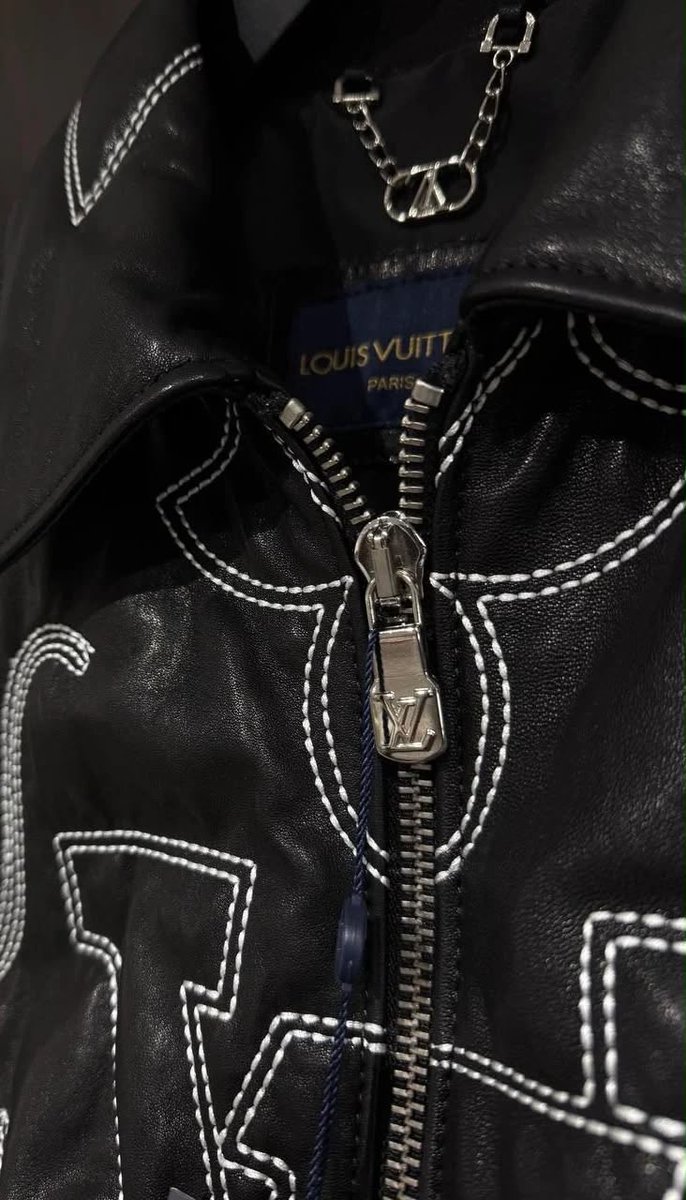 DubaiStyleChic's tweet photo. Luxury in every detail. 🖤
A bold black leather jacket, statement embroidery, and unmistakable street-luxury energy.

#LouisVuitton #LuxuryFashion #LeatherJacket #MensFashion #Streetwear #DesignerStyle #Fashion #LuxuryStyle #XFashion https://t.co/33pUBdFFdl