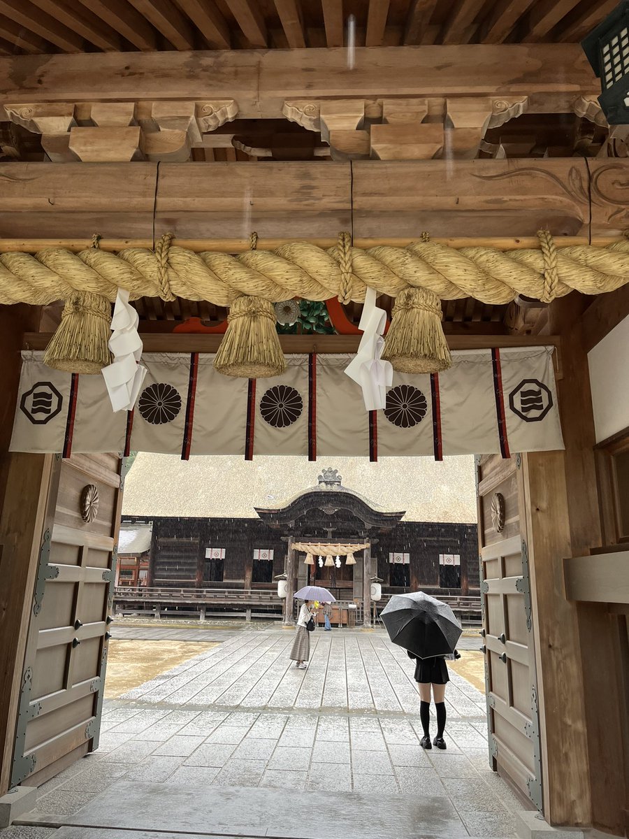 mitsuchance's tweet photo. 大山祇神社⛩️  愛媛県今治市

伊予国一ノ宮です😊

今回の目的の一つですが、雨の中のお参りも穢れが祓える気がして感謝です☔️

御神木さまも樹齢2,600年で、大宮氷川⛩️さんの御鎮座2,500年も驚きましたが、更に驚きます😌🙏✨

日本総鎮守とも称され、義経や弁慶も武具等を奉納されております☺️ https://t.co/xB07VB6Fjw
