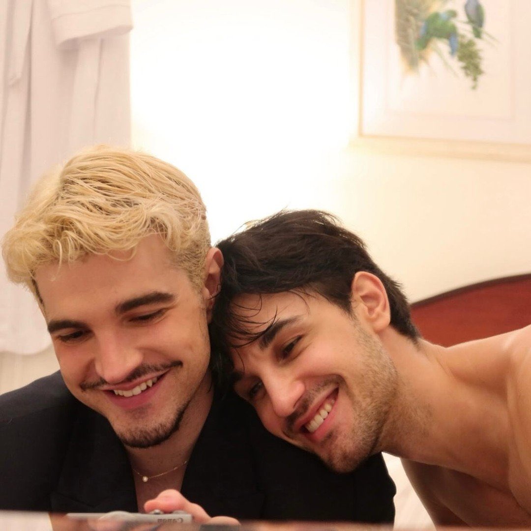 poptime's tweet photo. Jão e Pedro Tófani estão noivos. 💍 https://t.co/rLMEeIrRNW