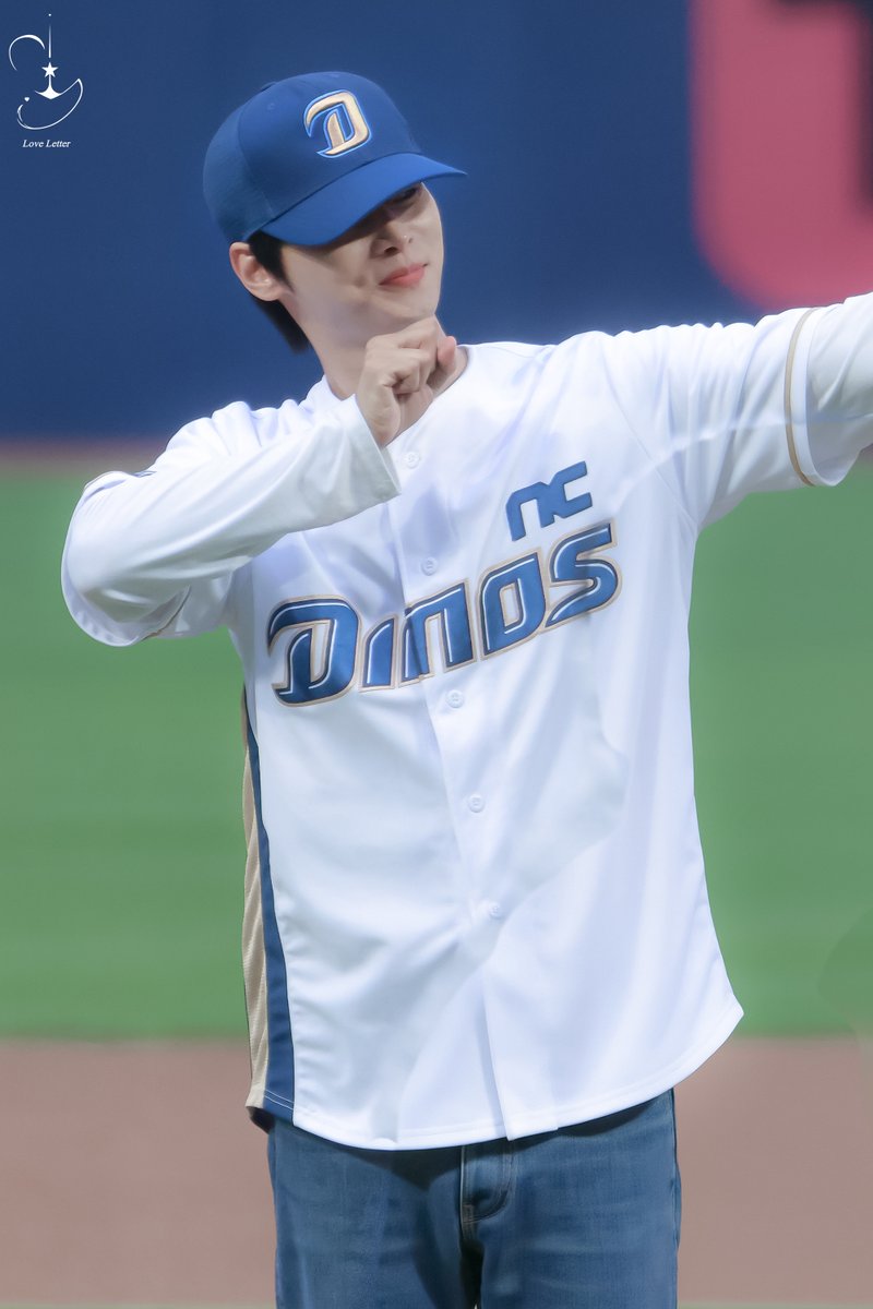 loveletter0524's tweet photo. 260925 NC다이노스 시구 엔 차학연  

드디어 3트만에 시구 성공!

#빅스 #VIXX #차학연 #N #엔

@CHA_NNNNN https://t.co/2YJxGfXhVf