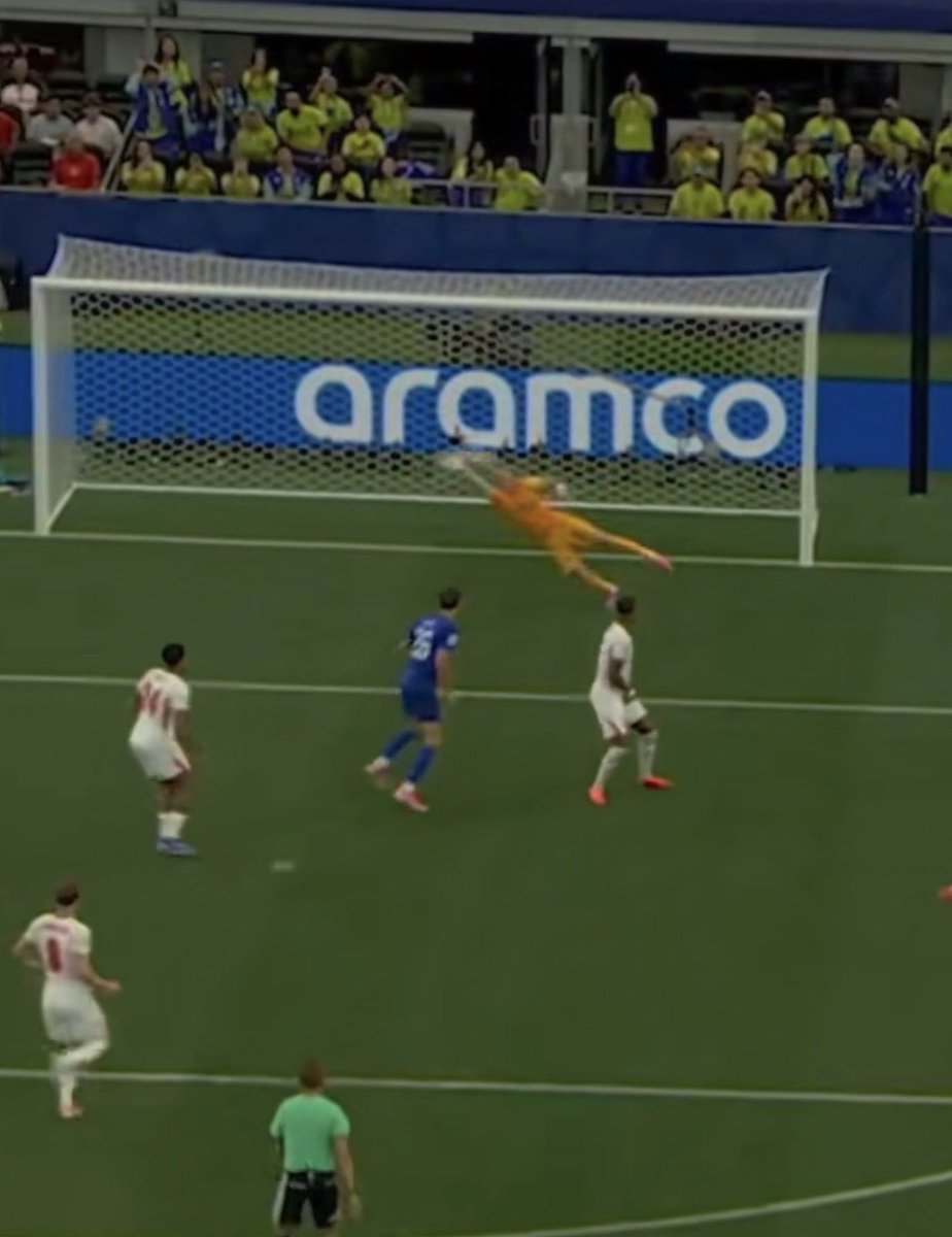 lewismcqu's tweet photo. @geoc1878 Classic.

Both these went 2 yard inside the post, any keeper with normal size arms saves them. 

🦖 https://t.co/a4hnYawvK4