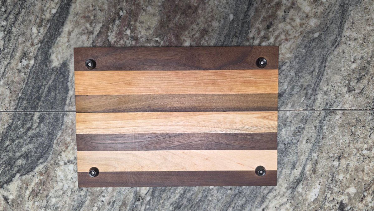 GDWorkbench's tweet photo. The underside of this walnut-and-maple face-grain prep/cutting board shows four rubber feet for grip and airflow. Project GD-P-351: https://t.co/aTcrTq8TMx #GDWorkbench #CuttingBoard https://t.co/krhM5PpmdM