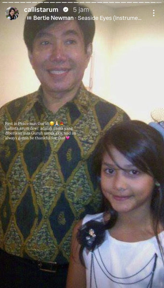 Dee_4r's tweet photo. Waktu pertama tau aca dan ngepoin dia sempet mikir kok nama dia jawa banget yak (kecuali nama belakang).

sedangkan abang sama adeknya namanya bule bgt. Ternyata ini alaesannya 😊 https://t.co/c67o5lg4wa