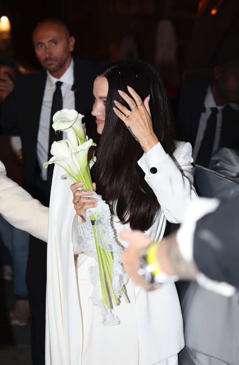 dovelyneverland's tweet photo. ppl crying over dove cameron wearing a suit to her wedding only for her to have 2 wedding looks and wear a dress the next day lmaoo and now y’all are GAGGING she shut y’all up real quick. she ate and proved she can do BOTH with ease https://t.co/Df6QFSCOw9