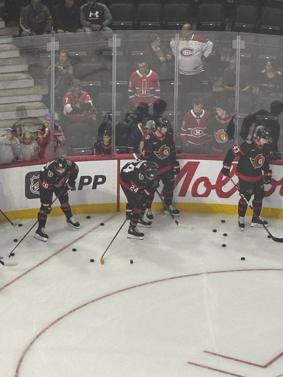 jkamckenzie's tweet photo. Noticed a few #Sens players wearing gold tape on their stick blades in warmup. They’re wearing it in commemoration of Childhood Cancer Awareness Month. https://t.co/b2fHIeOdZC