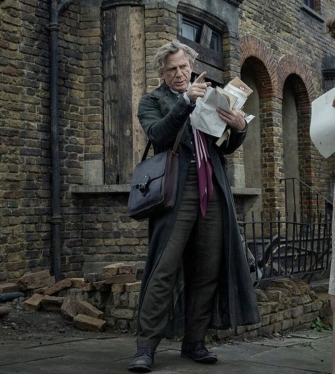 kiana_weisz's tweet photo. Love how the London Streets hit differently for Rachel Weisz and Daniel Craig, there's just something in the air🔥 https://t.co/RnUXU4pMWK