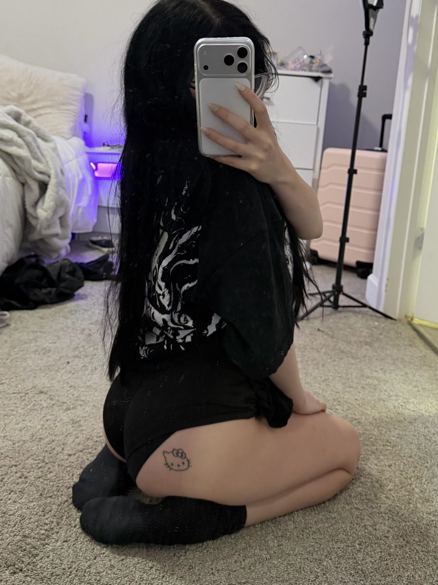 genetouchy's tweet photo. always in black i know u like it too https://t.co/asvsUVvaL0