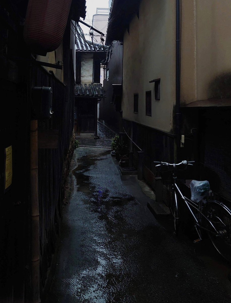 AwaAwamura's tweet photo. 鞆の浦、雨の日 路地の風景。

明後日まで雨が続きそうですね
┐(´д｀)┌ﾔﾚﾔﾚ https://t.co/echVLWf7N1