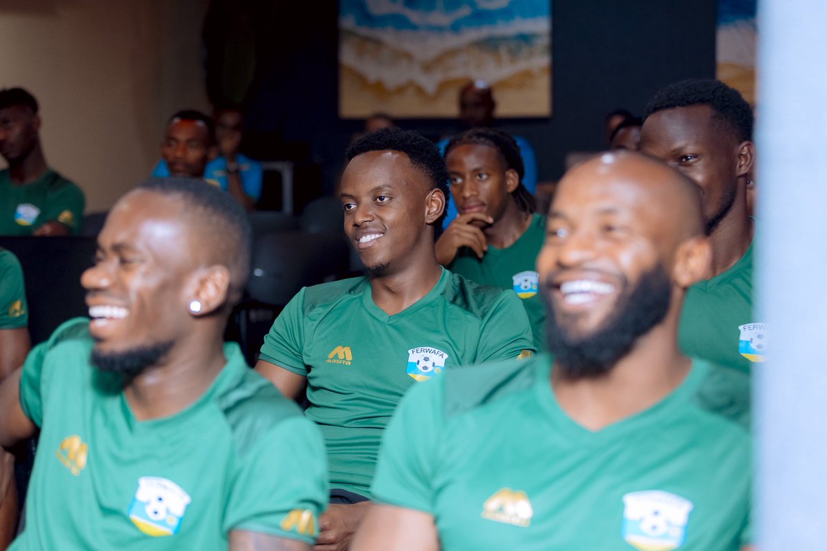 FERWAFA's tweet photo. Ambasaderi w’u 🇷🇼 muri Cape Verde, Nyakubahwa Festus Bizimana yakiriye delegasiyo y’Amavubi i Praia, aho baje kwitegura umukino wa kabiri wo gushaka itike yo kuzitabira igikombe cya Afurika 2027, uzahuza u 🇷🇼 na Cabo Verde ku wa 29 Nzeri.

Intego ni imwe
Imihigo irakomeje. https://t.co/ofl0PDb0EW