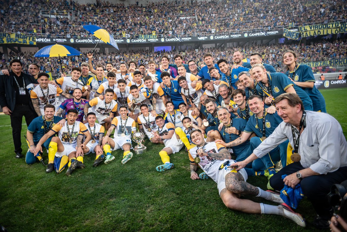 RosarioCentral's tweet photo. C A M P E O N E S 💛💙🤪 https://t.co/TvYiC2lPWv
