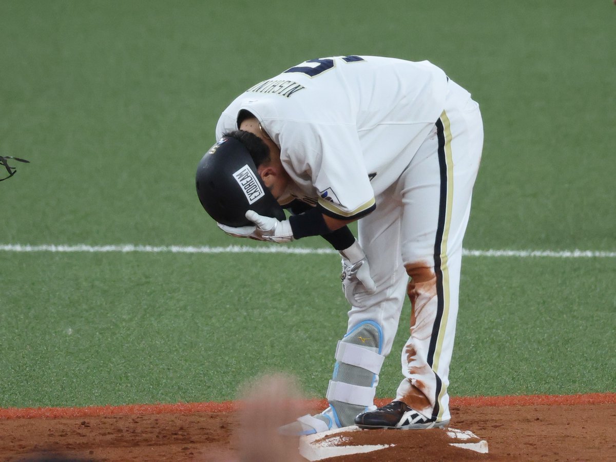 061905Pon's tweet photo. おはようございます☁
昨日の写真見返しててまたウルウルと🥹

西野くんの現役最終打席の2塁打
しばらく下向いて噛みしめてたね😭
そして安達コーチと共に🫶

2026.9.26📷
#西野真弘 https://t.co/rN0CDAErXa