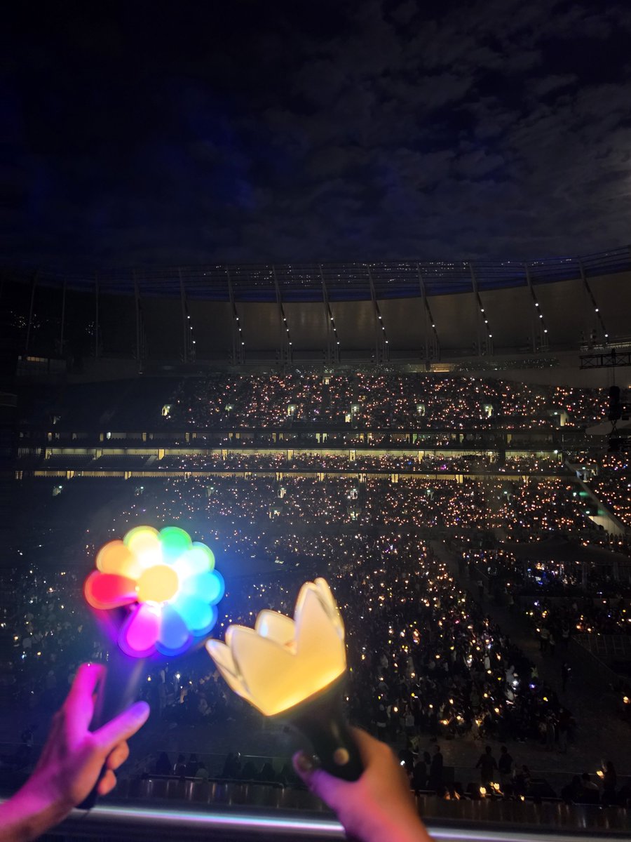doyoungyu's tweet photo. THE CROWD IN LONDON WERE SUPER PRETTY TONIGHT ✨️🎇🎆 WITH THE MOON OVER US 💛
I LOVE YOU #BIGBANG
 
#CosmosInLondon
#COSMOS_WORLD_TOUR_IN_LONDON https://t.co/AvJ0FCq0qV