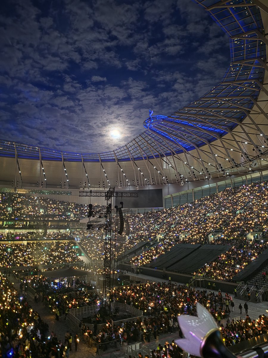 doyoungyu's tweet photo. THE CROWD IN LONDON WERE SUPER PRETTY TONIGHT ✨️🎇🎆 WITH THE MOON OVER US 💛
I LOVE YOU #BIGBANG
 
#CosmosInLondon
#COSMOS_WORLD_TOUR_IN_LONDON https://t.co/AvJ0FCq0qV