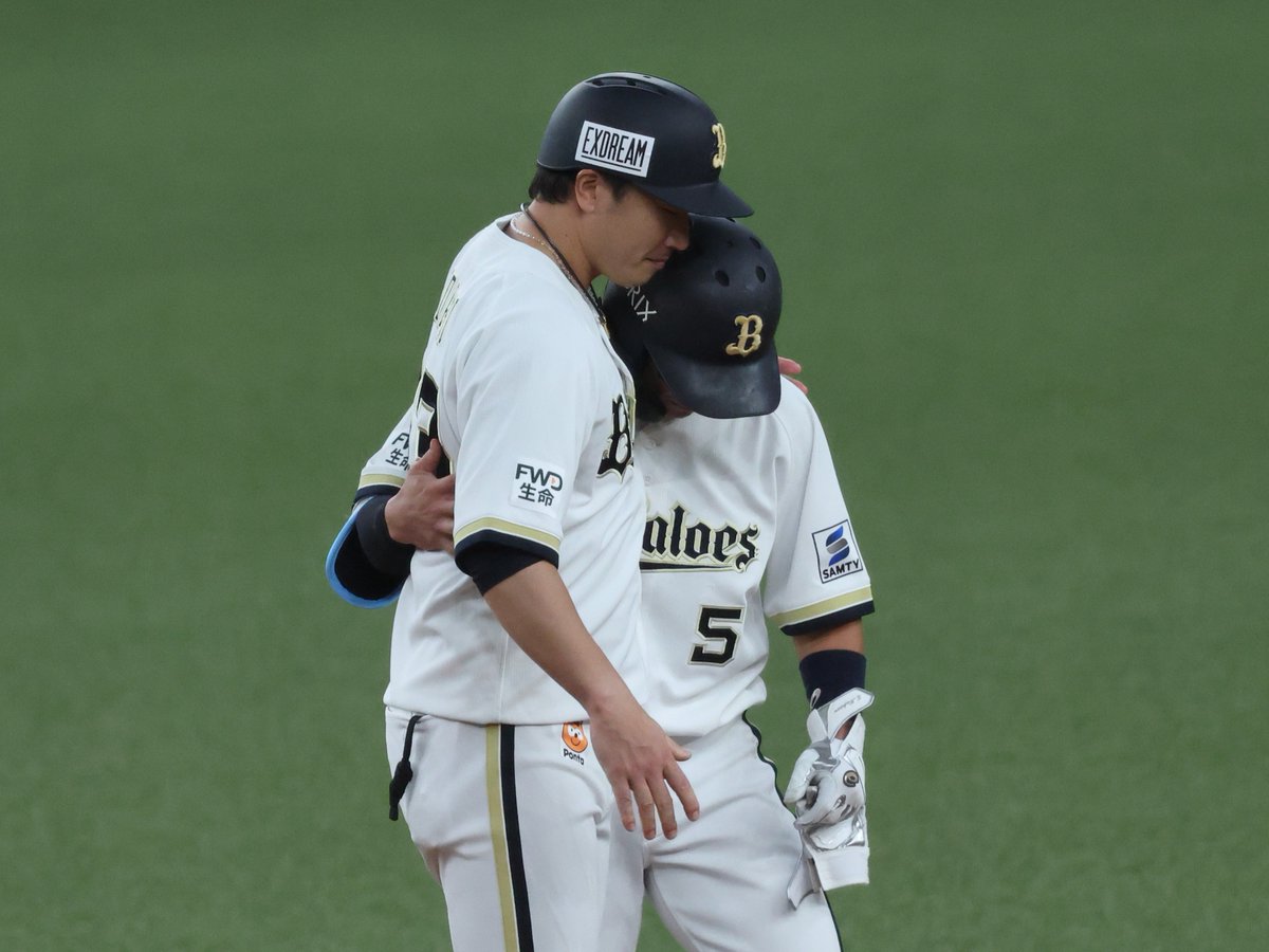 061905Pon's tweet photo. おはようございます☁
昨日の写真見返しててまたウルウルと🥹

西野くんの現役最終打席の2塁打
しばらく下向いて噛みしめてたね😭
そして安達コーチと共に🫶

2026.9.26📷
#西野真弘 https://t.co/rN0CDAErXa