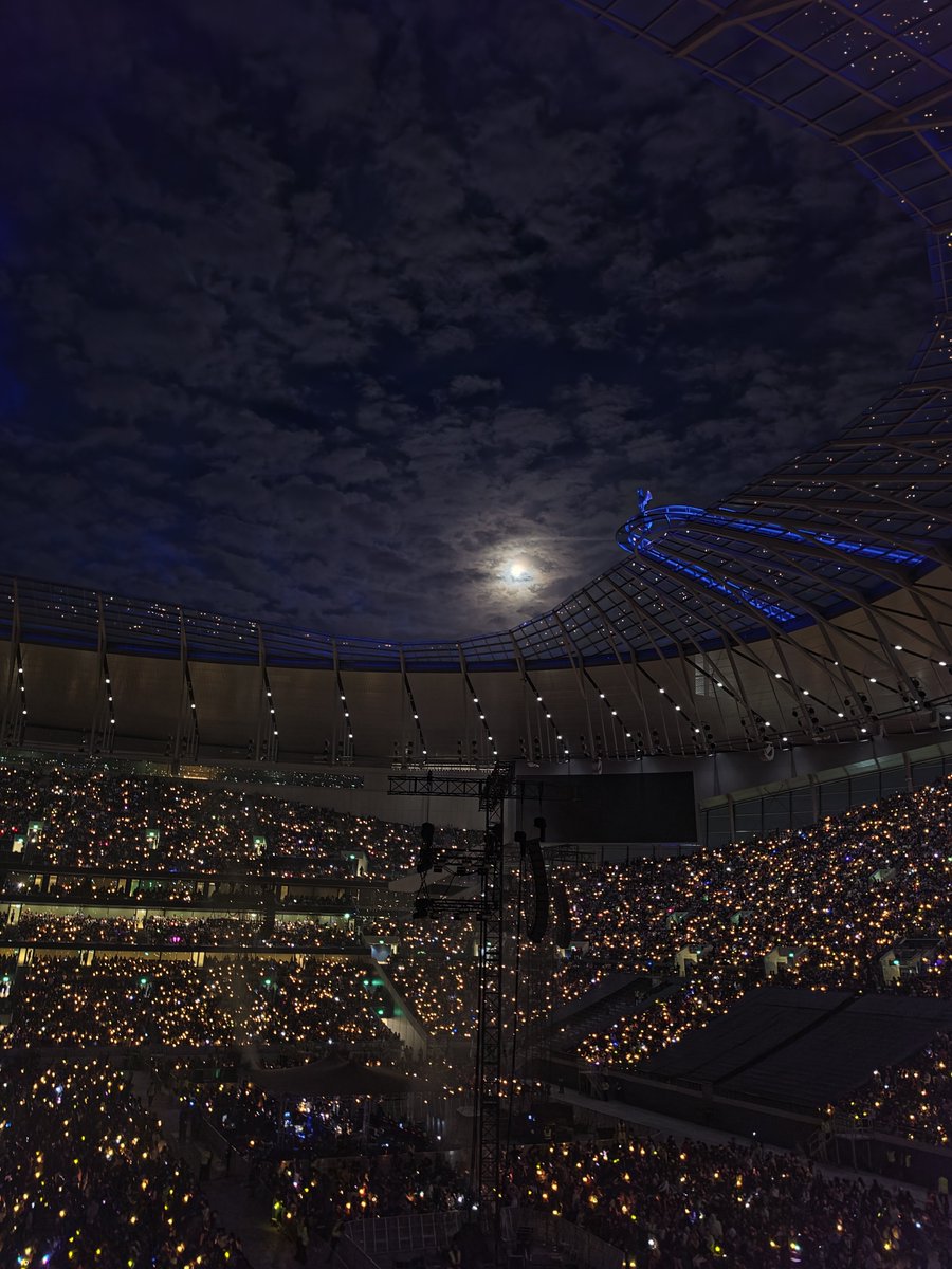 doyoungyu's tweet photo. THE CROWD IN LONDON WERE SUPER PRETTY TONIGHT ✨️🎇🎆 WITH THE MOON OVER US 💛
I LOVE YOU #BIGBANG
 
#CosmosInLondon
#COSMOS_WORLD_TOUR_IN_LONDON https://t.co/AvJ0FCq0qV