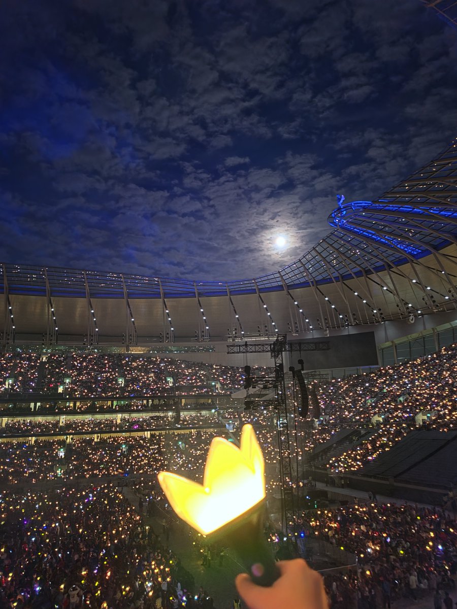 doyoungyu's tweet photo. THE CROWD IN LONDON WERE SUPER PRETTY TONIGHT ✨️🎇🎆 WITH THE MOON OVER US 💛
I LOVE YOU #BIGBANG
 
#CosmosInLondon
#COSMOS_WORLD_TOUR_IN_LONDON https://t.co/AvJ0FCq0qV