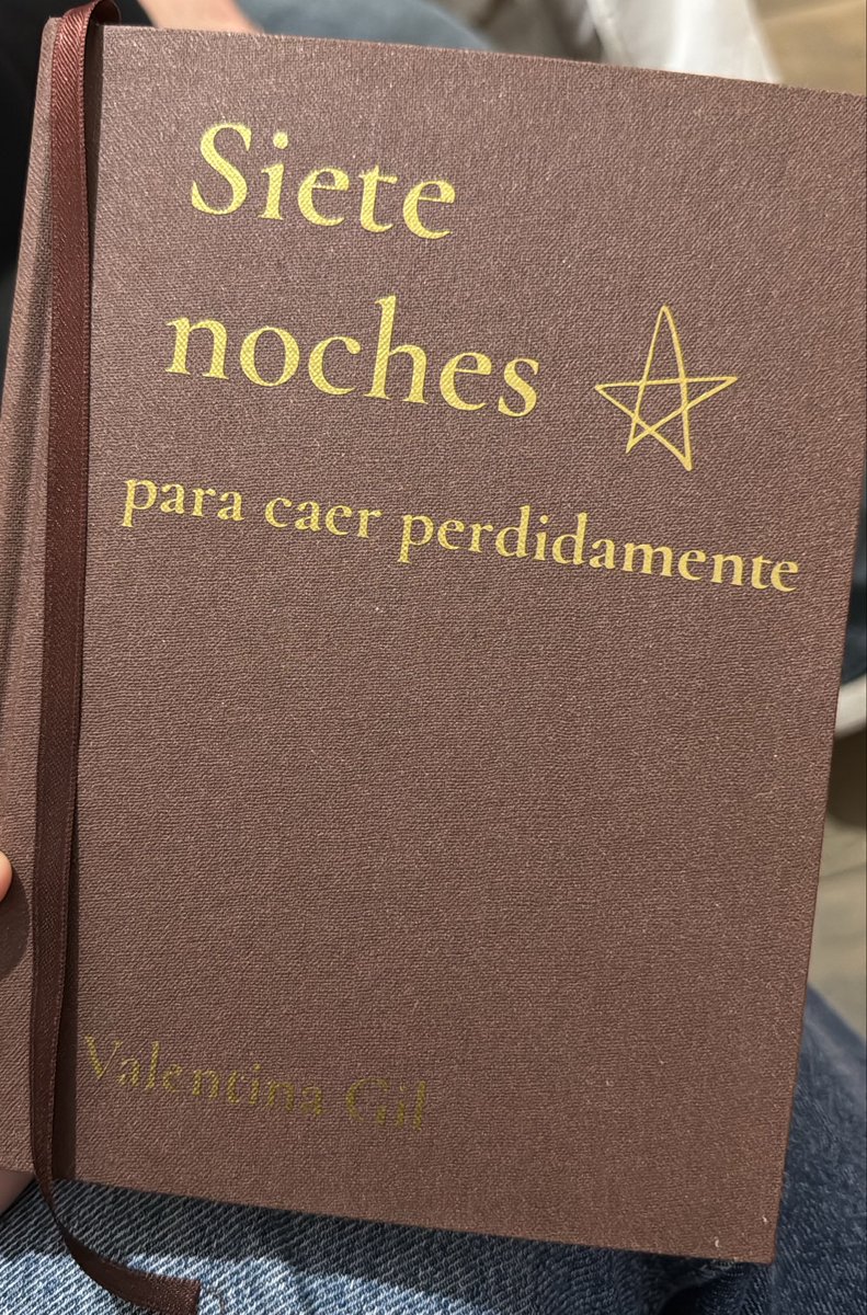 valenhaswings's tweet photo. mis amigos me regalaron 7 noches por mi cumpleaños 😭😭😭 es el mejor regalo q me hicieron https://t.co/FFdCtHOgNL