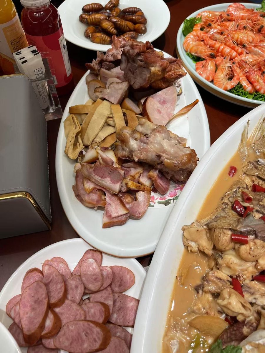 esfjmajana's tweet photo. Guess this food—its name includes [猜测口虏某对应的英文是clay pot,所以调整为Guess the clay pot dish! 猜口虏某这类生僻字对应英文表意的clay pot（砂煲，谐音“口虏”；“猜”是guess，“某”是某道菜），推文简洁为：Guess the clay pot dish! ， https://t.co/98hjtbcLEg