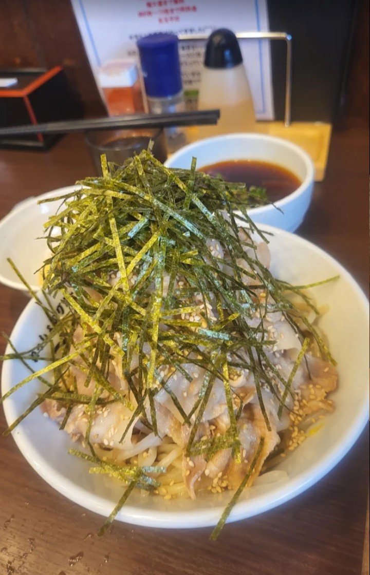 Fdr39dReLw0UQoK's tweet photo. おはようございます😊
いつも私のツイートを1秒でも見て頂いてる方には感謝感謝しています♥♥♥
ガッキー常連のお薦めラーメン🍜屋を紹介します✌✌
つけ麺はボリューム満点💯ですが唐揚げが最高に美味しいです💪💪 https://t.co/zglyiLYId7