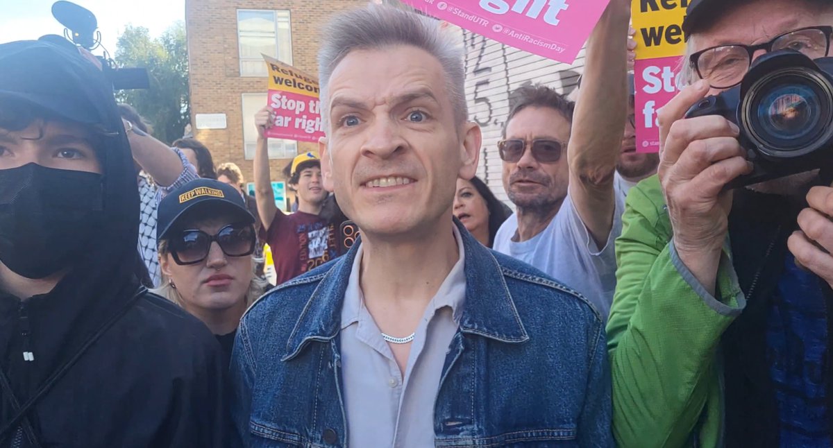 LeeHarris's tweet photo. I repeat. We *do not* have a problem in the UK with the so-called "far-right".

We do, however, have a VERY serious problem with a highly organised, dangerous, well-funded, well-connected, unhinged, and extremely violent far-left. https://t.co/u5vW2LFcvj
