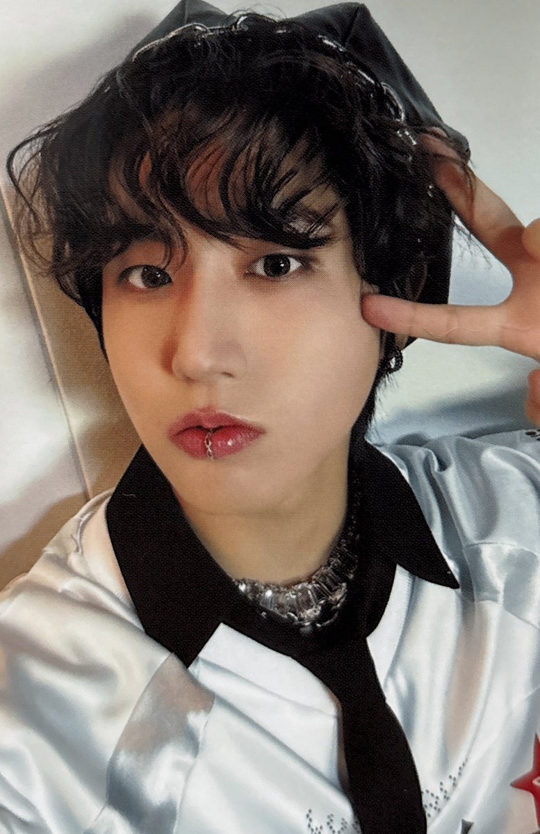 shoyoskz's tweet photo. han toy world photocard b - scan https://t.co/a9tA2socvV