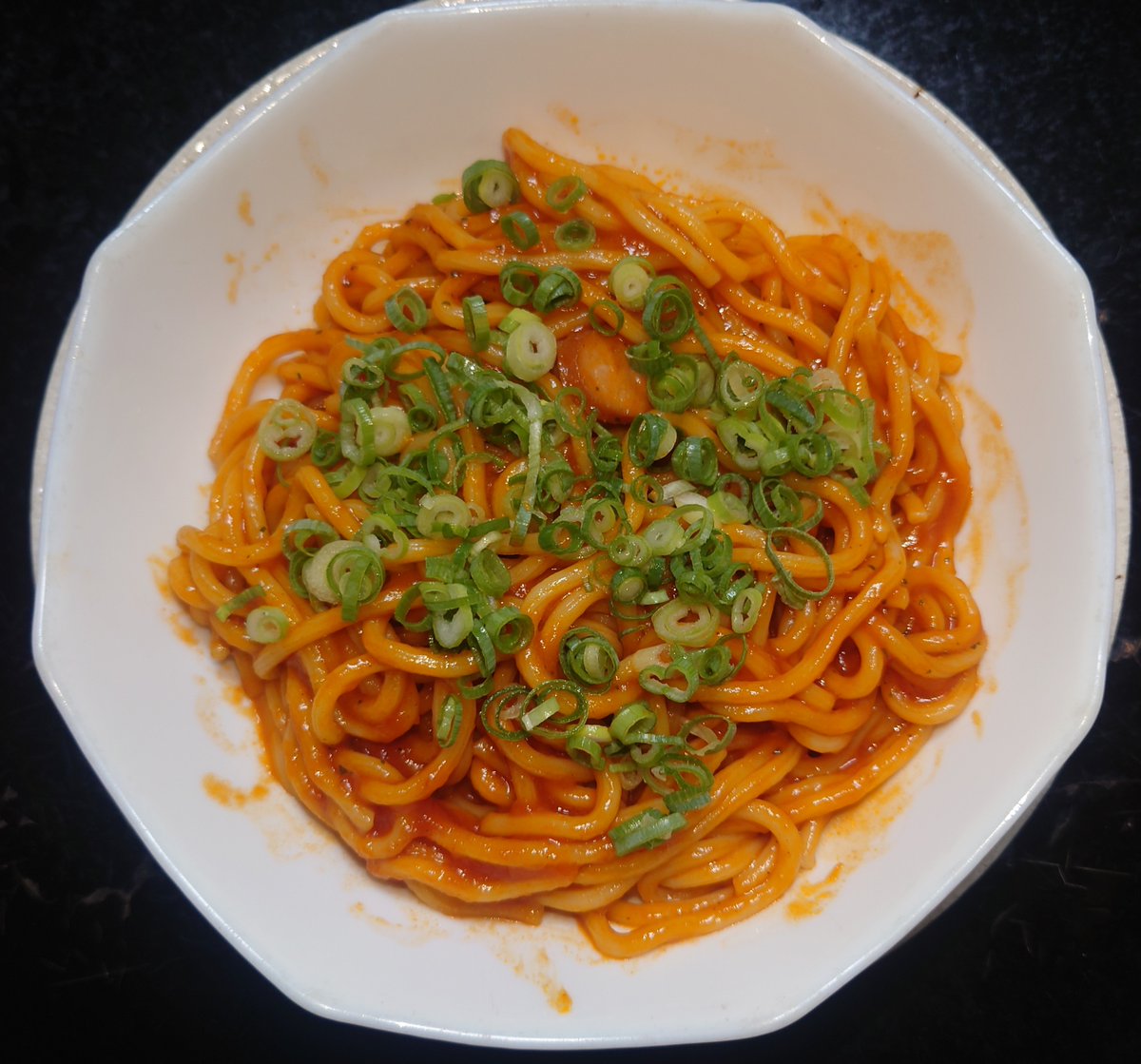 mPWJvPZnwH8ZT63's tweet photo. 冷凍食品のナポリタンを食べました😃
麺はもちもちでイイ感じでした👍
野菜が足りないのでネギを少しトッピングしました、 美味しかったです😋
#朝飯
#冷食 https://t.co/G3IO4S8Kqq