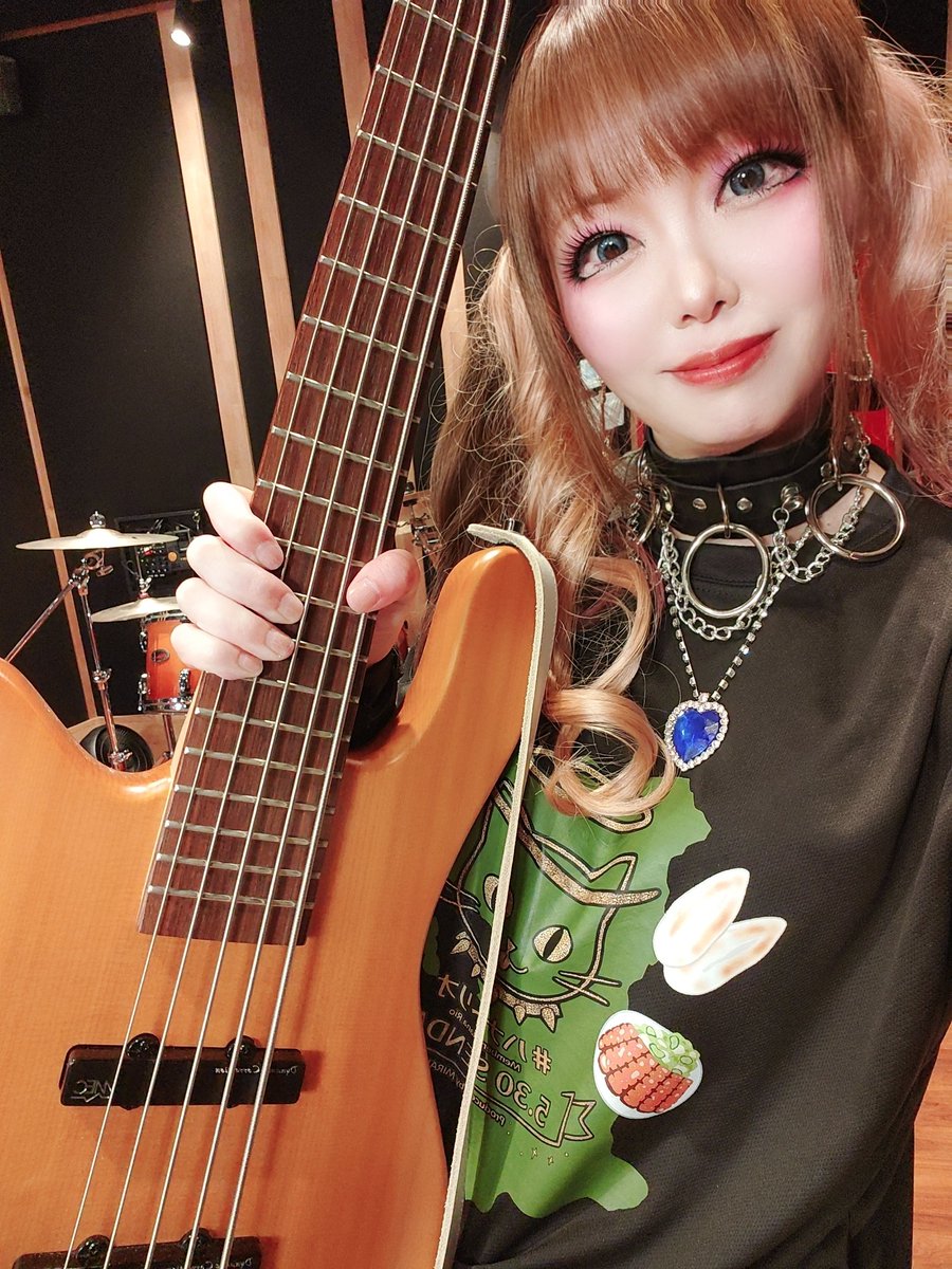 Rio_Angels_T's tweet photo. おはよう👼🏻✨

昨日は初めてのファンクラブ生配信、本当にありがとう🪽
​配信中もめっちゃ楽しかったけど、終わった後もずっと心地いい余韻が残ってて
皆様のおかげで幸せな朝を迎えてるよ🙆🏻‍♀️

ファンクラブというものだからこそなのか、​すごく温かい時間だったな。
一人ひとりとしっかりと向き合うことが出来る時間だったかなと。

​みんながくれたいっぱいの温かいコメントも💬
届けてくれたたくさんのハートも🎁
笑い合えた時間すべてが、私にとって最高の宝物🪽

​こうやって直接、声や想い・作品を届けられる場所があること。
そして、それを待っててくれる天使信仰がいること💫
それが今の私にとって何よりの誇りだし、音楽を作り続ける一番の原動力なんだって
昨日改めてすっごく感じたよ🎸🔥

​これからも私のすべてを曲やイベントに込めて全力で届けていくから、
ずっとそばで受け取ってね！

​最高に楽しい夜をありがとう🌙✨
次は10/17の土曜日！

今日も一緒にいい一日にしようね🌈