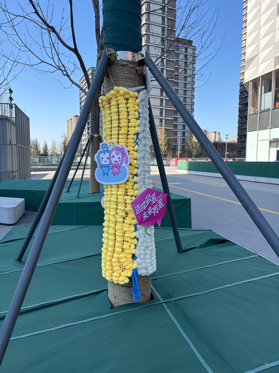lIllIl03252877's tweet photo. [I found a skein of yarn, a knitted scarf, a walking stick and a crutch by the bench in the park, leaving warm little surprises for passersby!]， https://t.co/LvkLlEz3uJ